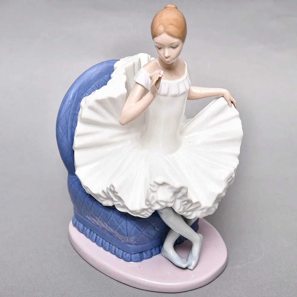Коллекционная Фарфоровая статуэтка «Балерина в кресле с цветком», Nao by Lladro Испания.