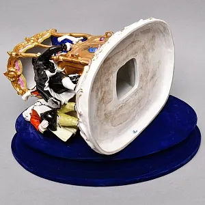 Антикварная Фарфоровая статуэтка «Дама в золотом портшезе», Carl Thieme Германия, 1864 - 1888 годы. 