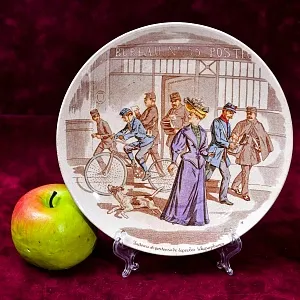 Антикварная Тарелка «У Почтового отделения», Фаянс Sarreguemines, Франция конец XIX века.
