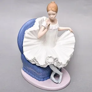 Коллекционная Фарфоровая статуэтка «Балерина в кресле с цветком», Nao by Lladro Испания.