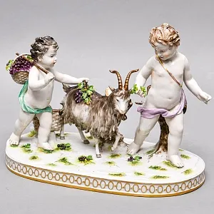  Антикварная статуэтка «Путти с козлом и виноградом», Фарфор Karl Thime Dresden, Германия.