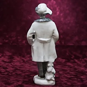 Коллекционная Авторская Фарфоровая статуэтка «Мальчик с коньками», ЛФЗ СССР 1958 год.