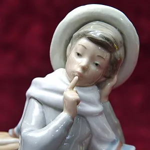Коллекционная Фарфоровая статуэтка «Мальчик с птицей», Lladro Испания - 1970 год.