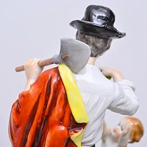 Коллекционная Фарфоровая статуэтка «Папа пришел с работы», VOLKSTEDT Германия, середина ХХ века.