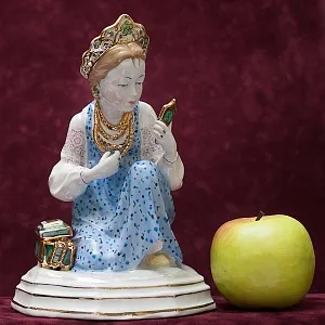 Авторская Фарфоровая статуэтка «Малахитовая шкатулка», СССР Дулево, 50-е года.