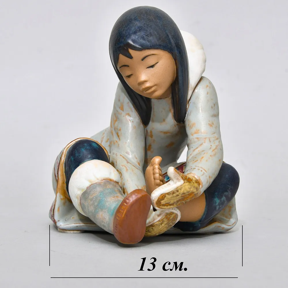Фарфоровая Статуэтка  «Эскимос девочка - замерзла», Грес Lladro, Испания - 1985 год.