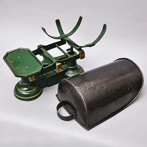 Большие Антикварные Чугунные Кухонные Весы с чашкой для сыпучих продуктов, Англия начало ХХ века.