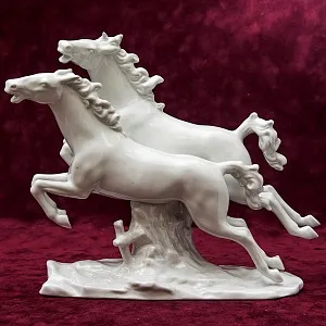 Редкая! Фарфоровая статуэтка «БЕГУЩИЕ ЛОШАДИ» ВАЛЕНДОРФ - WALLENDORF Германия -1963 год.