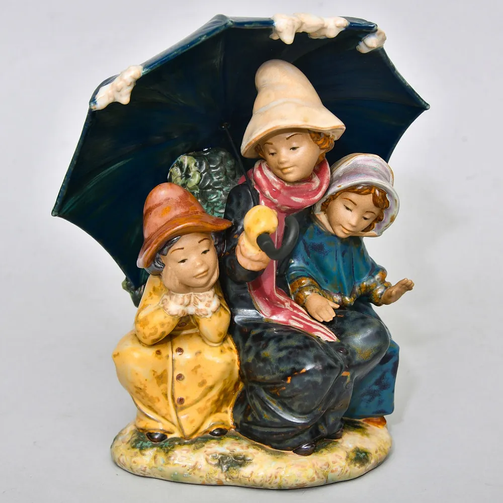 Коллекционная Фарфоровая статуэтка «Трое под зонтом». Грес Lladro Испания, 1978 - 1988 годы.