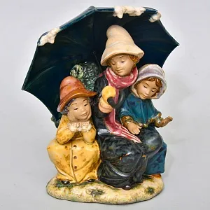 Коллекционная Фарфоровая статуэтка «Трое под зонтом». Грес Lladro Испания, 1978 - 1988 годы.