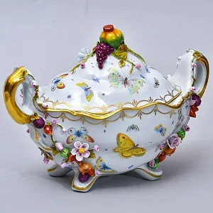Фарфоровая Тюрина - Судок с крышкой «БАБОЧКИ В САДУ», Франция - середина ХХ века.