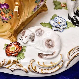 Антикварная Фарфоровая статуэтка «Дама в золотом портшезе», Carl Thieme Германия, 1864 - 1888 годы. 