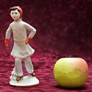 Фарфоровая Статуэтка «На катке», ЛФЗ СССР -1950-60 годы ХХ века.