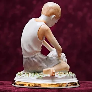 Фарфоровая статуэтка «Мальчик, надувающий мяч», «Красный фарфорист» Чудово, СССР -1956 год. 