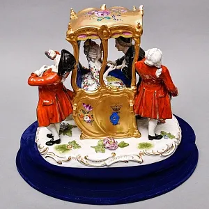 Антикварная Фарфоровая статуэтка «Дама в золотом портшезе», Carl Thieme Германия, 1864 - 1888 годы. 