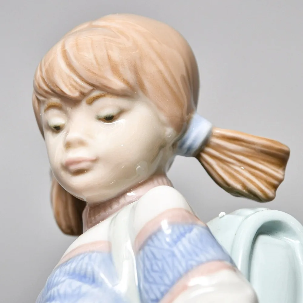 Коллекционная Фарфоровая статуэтка «Девочка и щенок идут в школу», Lladro Испания, 1993 - 1997 годы. 