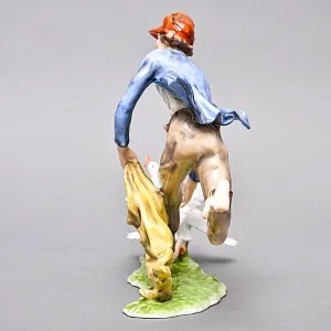 Коллекционная Фарфоровая статуэтка «Ловец гусей. Мальчик и гуси», KAISER Германия, 1979 - 1990 годы. 