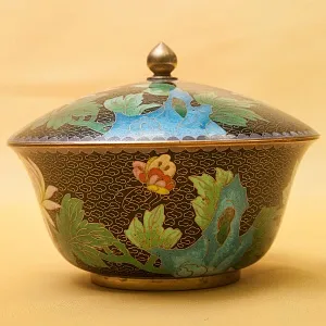 Винтажная Шкатулка «В Саду» в технике «Клуазоне» Китай 50 -е годы ХХ века.