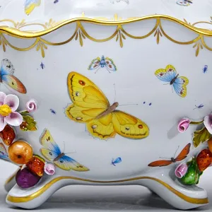 Фарфоровая Тюрина - Судок с крышкой «БАБОЧКИ В САДУ», Франция - середина ХХ века.