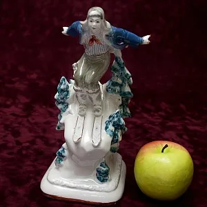 Фарфоровая Статуэтка «Лыжник - Пионер», ДФЗ Вербилки, СССР - 1954 год.