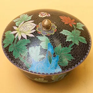 Винтажная Шкатулка «В Саду» в технике «Клуазоне» Китай 50 -е годы ХХ века.