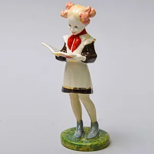 Авторская Коллекционная Фарфоровая Статуэтка «Школьница - Пионерка с учебником», Россия.