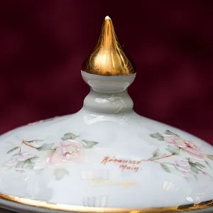 Шкатулка - Бонбоньерка из серии «JILIS» Фарфор Лимож Limoges Франция -70 гг.