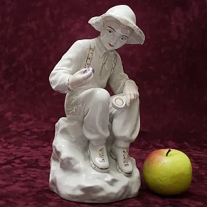 Большая Фарфоровая статуэтка «Юный геолог», СССР Полонне ЗХК, середина ХХ века. 