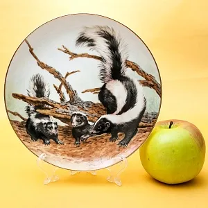  Коллекционная Тарелка «Лесной Год, АПРЕЛЬ. Скунсы» Фарфор, Англия -1982 год.