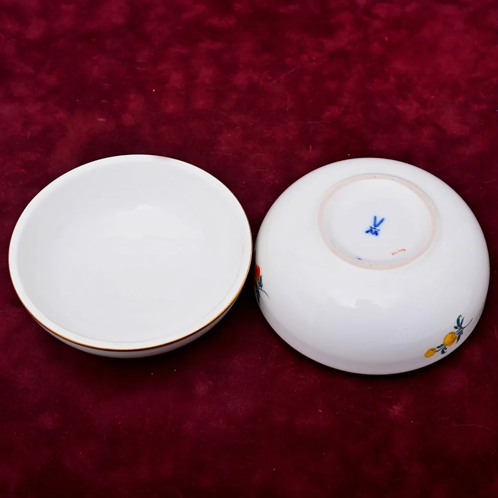 Шкатулка - Бонбоньерка круглой формы из коллекции «BLUMEN», Фарфор MEISSEN Германия.