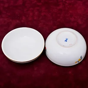 Шкатулка - Бонбоньерка круглой формы из коллекции «BLUMEN», Фарфор MEISSEN Германия.