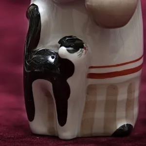 Фарфоровая статуэтка «Бабушка с котом и крынкой молока», ДФЗ Вербилки, СССР -1954–1965 годы.