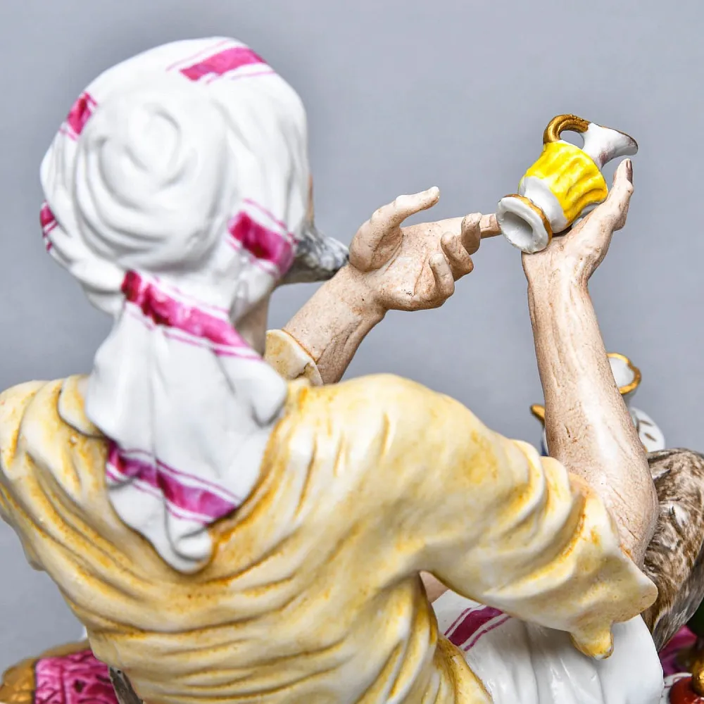  Коллекционная фарфоровая статуэтка «Восточный Продавец Фарфора», Capodimonte Style Италия.