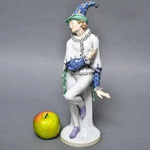 Антикварная Фарфоровая статуэтка Арт Деко «ШУТ», Karl Ens Германия, первая половина ХХ века. 