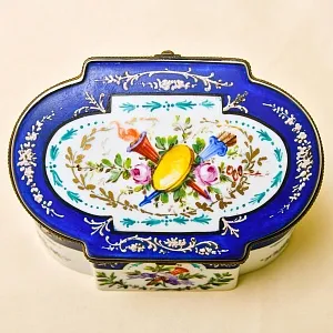 Винтажная Фарфоровая Шкатулка «БУКЕТ С РОЗАМИ», Франция - начало ХХ века.