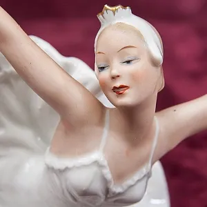 Фарфоровая статуэтка «Балерина, Танец - Лебединое озеро»,  ВАЛЕНДОРФ / WALLENDORF  Германия.