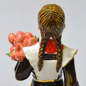 Авторская Коллекционная Фарфоровая Статуэтка «Школьница - Пионерка с букетом тюльпанов», Россия.