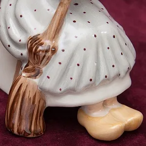 Фарфоровая Статуэтка «Золушка» , Киевский ФЗ - 90 -е годы ХХ века.