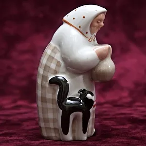 Фарфоровая статуэтка «Бабушка с котом и крынкой молока», ДФЗ Вербилки, СССР -1954–1965 годы.