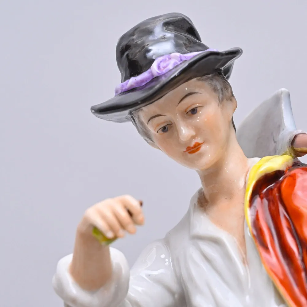 Коллекционная Фарфоровая статуэтка «Папа пришел с работы», VOLKSTEDT Германия, середина ХХ века.