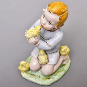 Коллекционная статуэтка «Мальчик с цыплятами», Фарфор ROSENTHAL Германия, первая половина ХХ века. 