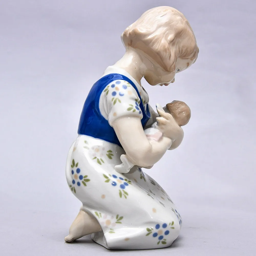 Фарфоровая статуэтка «Девочка с куклой», GRAFENTHAL / ГРАФЕНТАЛЬ Германия, 1985 - 1990 годы.