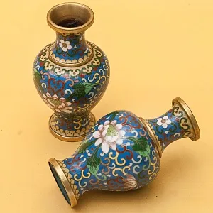 Декоративные Небольшие Парные Вазы в технике « Клуазоне» Китай 50 -е годы ХХ века Н -12 см.