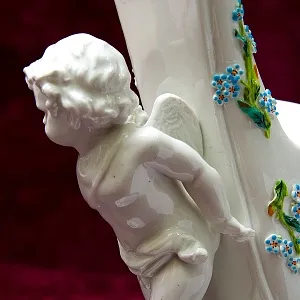 Антикварная Вазочка - Статуэтка «Путти с туфелькой», Фарфор SITZENDORF Германия 1880-1900 годы.