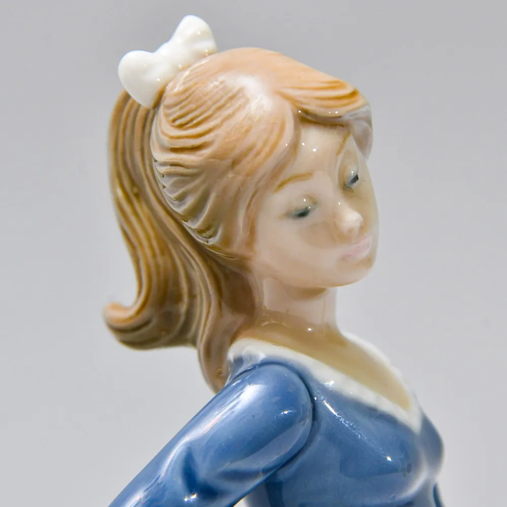 Винтажная Фарфоровая статуэтка "Девочка с зонтиком. Эвита", Lladro Испания - 1983 год.
