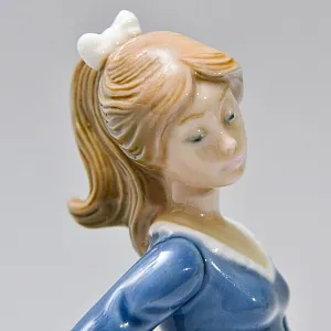 Винтажная Фарфоровая статуэтка "Девочка с зонтиком. Эвита", Lladro Испания - 1983 год.