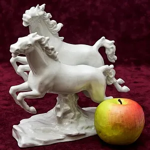 Редкая! Фарфоровая статуэтка «БЕГУЩИЕ ЛОШАДИ» ВАЛЕНДОРФ - WALLENDORF Германия -1963 год.