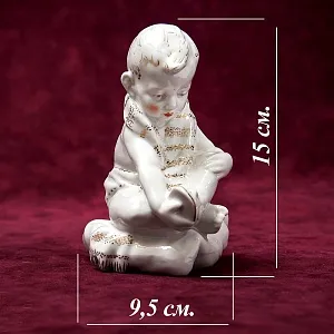 Статуэтка - Фарфоровая Статуэтка «Мальчик с Сандалией» СССР, Песочное -1960 год.