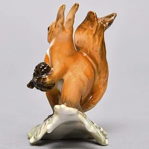 Коллекционная Фарфоровая статуэтка «Белка с шишкой», Hutschenreuther Германия, середина ХХ века. 