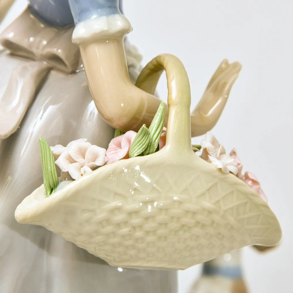 Авторская Фарфоровая Статуэтка «Девочка с цветами и cобака», Lladro Испания - 1974 год.